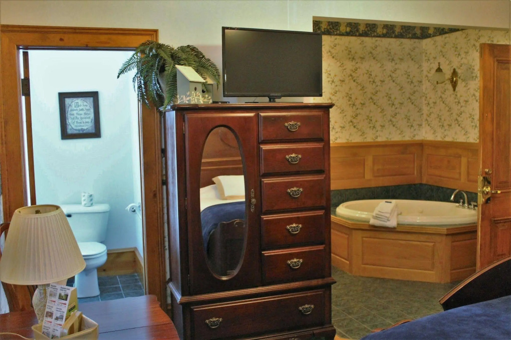Decker Hotel & Bar