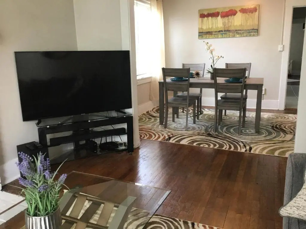 Cherry Street Vintage Apartment-Free Parking!