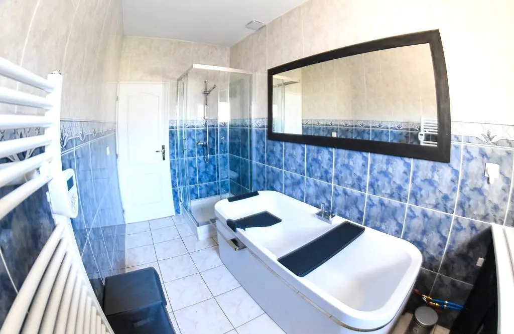 Spacieux T5, Terrasse, Proche Centre,Parking Prive