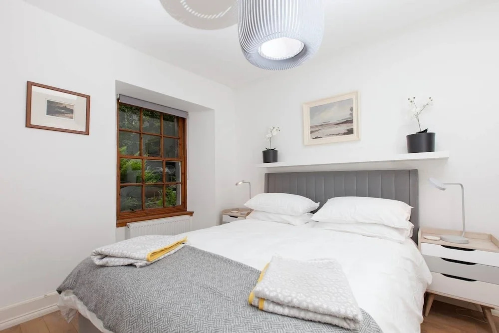 Stylish 2BR Flat for 5 in the Heart of Edinburgh