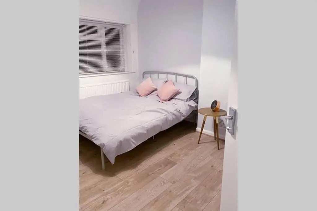 Stylish 3 Bed House + Free Parking + Great Location