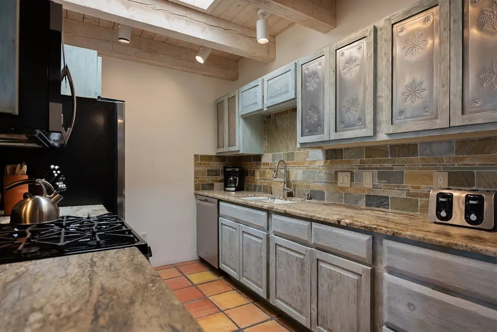 Wisteria - Delightful Updated Family Home, Seven Blocks to the Plaza