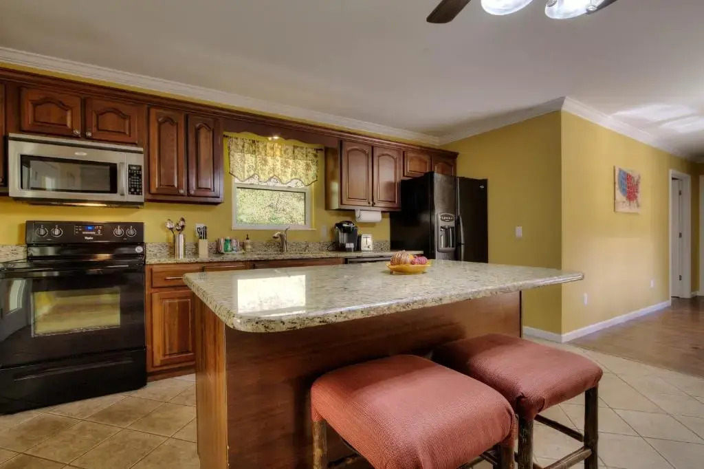5Bedrooms*4KING BEDS*OUTSTANDING LOCATION*HotTub*