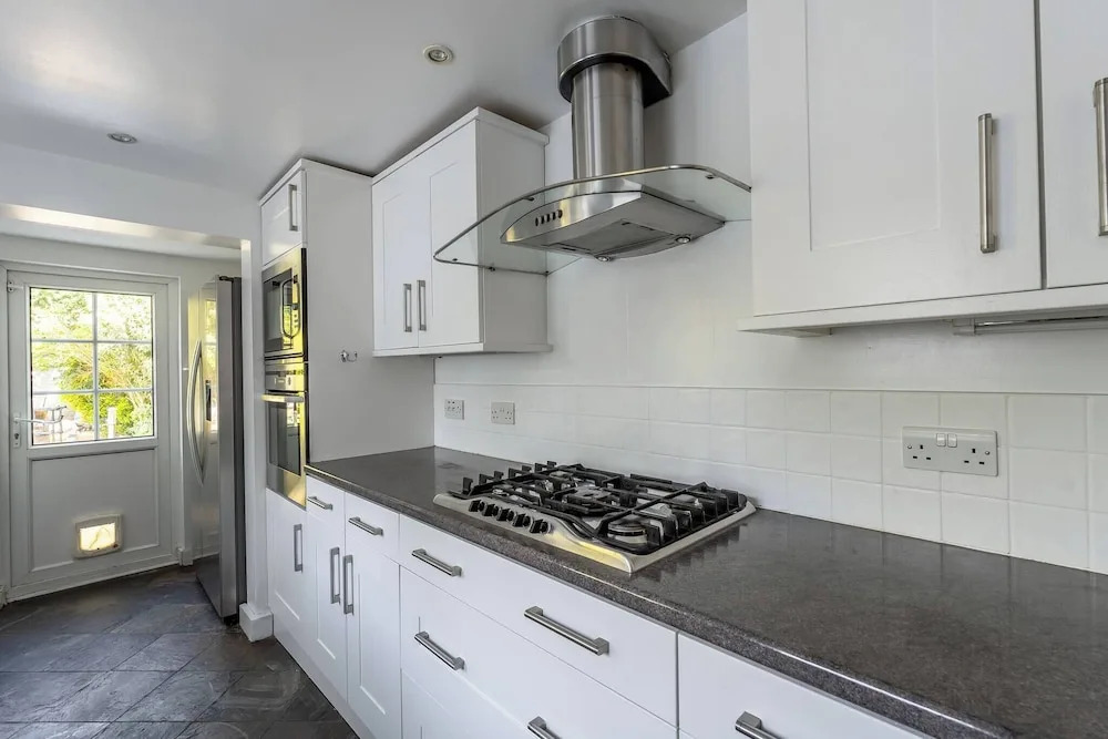 Elegant 3BR Victorian Retreat, Free Parking