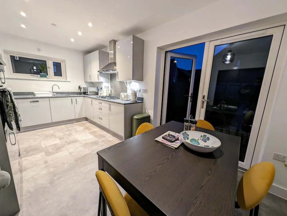 Charming 4-bed House in Newport