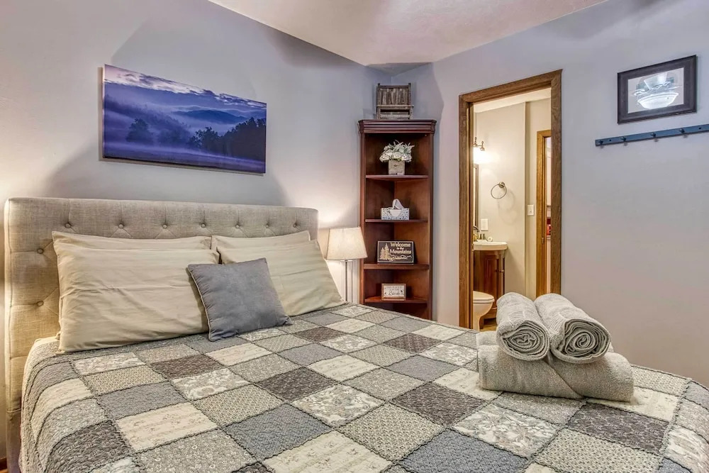 Cozy Cabin w/ Mountain Views Near SkyLift Park