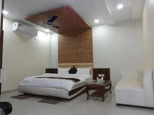 Hotel Prakshi Palace