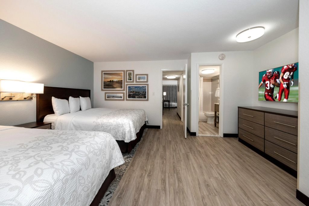 Red Roof Inn PLUS+ & Suites Naples Downtown-5th Ave S