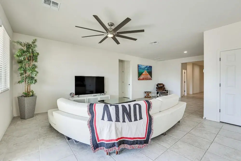 7 Mi to State Farm Stadium: Pet-friendly Retreat!