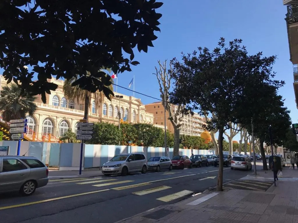 Menton façe aux jardins Biovès spacieux et lumineux 2 pièces en hypercentre