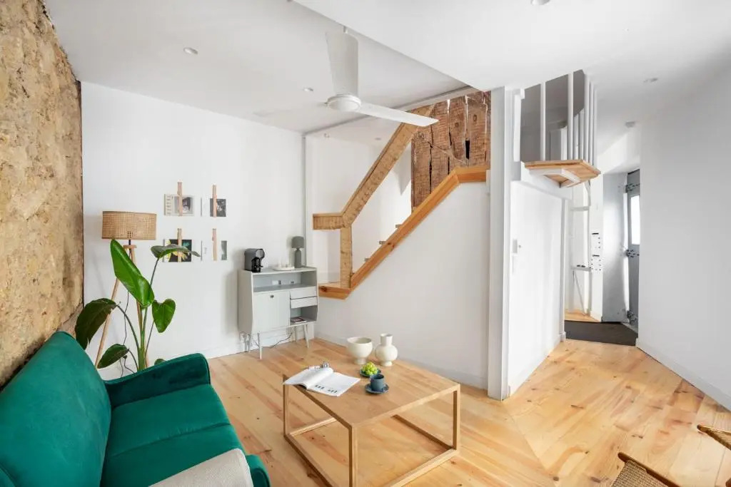 Spacious 6Bedroom House w/ Sunny Terrace in Lisbon