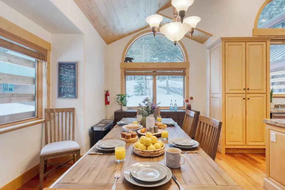 5 Mins to Ski Resort Ping Pong, Pool Table, Deck Donner Ridge by Avantstay
