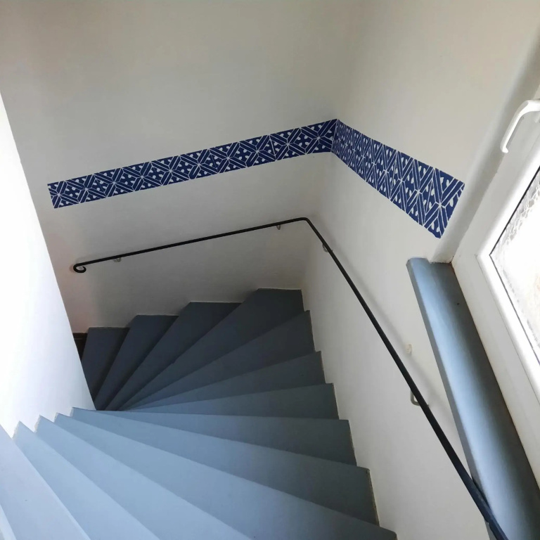 Kunstoase am blauen Haus