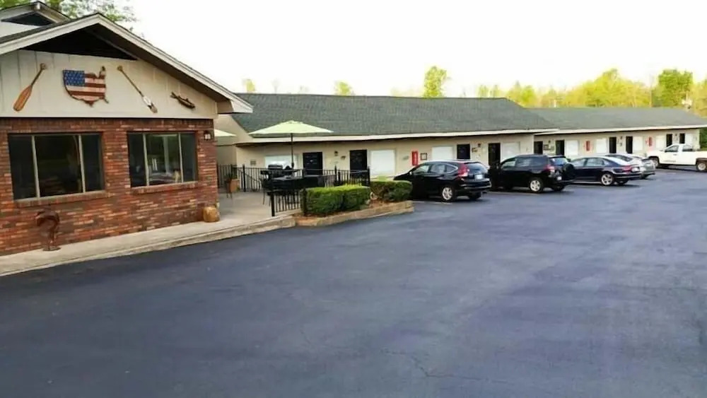 Inn by the Lake Gilbertsville Hotel