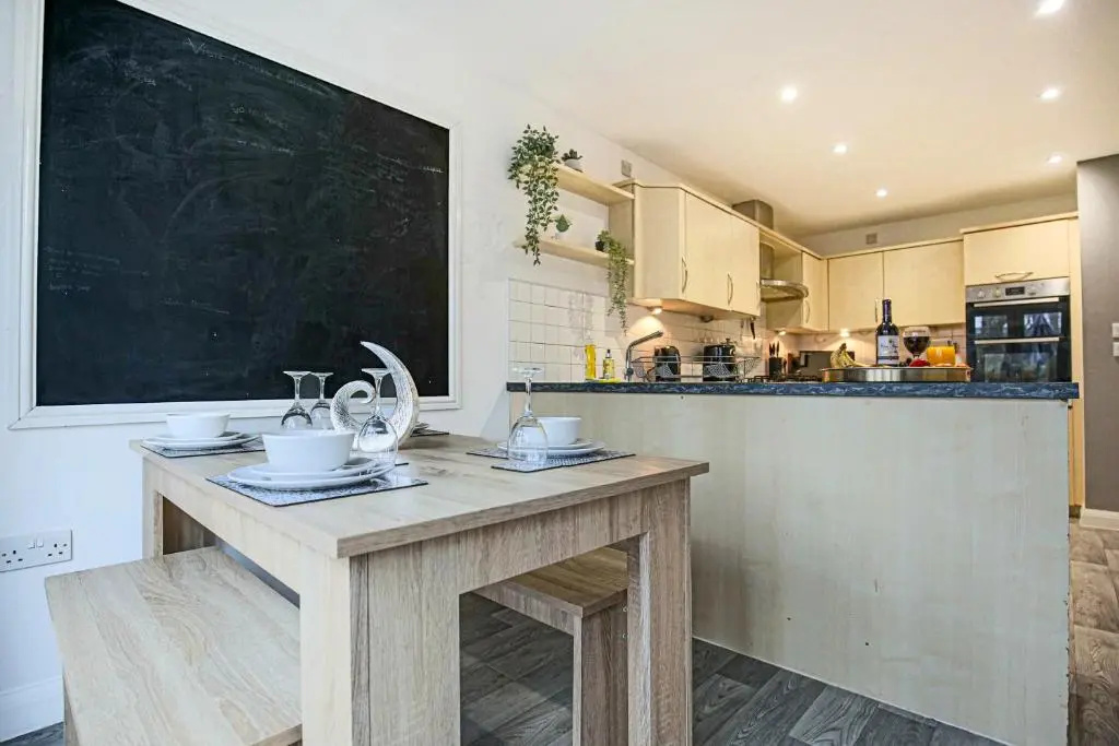 Large 6 Bedroom House with Free Parking, Smart TV with Netflix, Fast Wifi, Air Hockey & Garden by Yoko Property