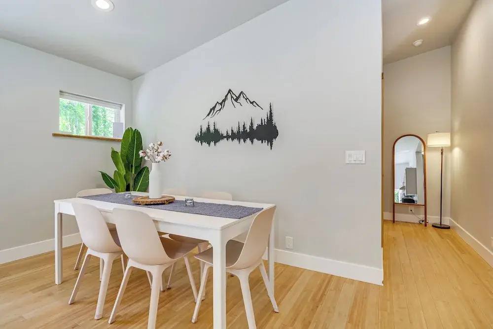 Deck, Hot Tub & Views: Sleek Getaway in Index!