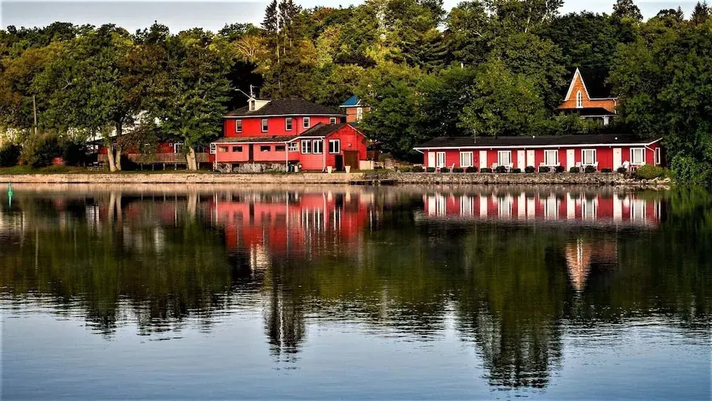 The Water's Edge Inn