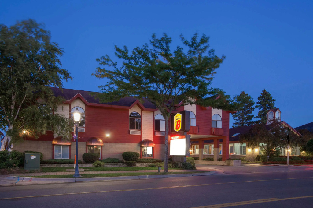 Super 8 Beachfront by Wyndham Mackinaw City, MI