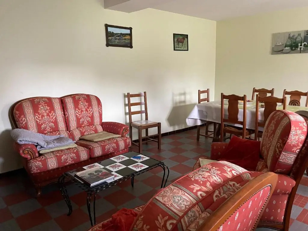 Charmante Fermette Rénovée avec Terrasse Privative et Vélos, 2 Chambres, Proche Le Lude - FR-1-410-155