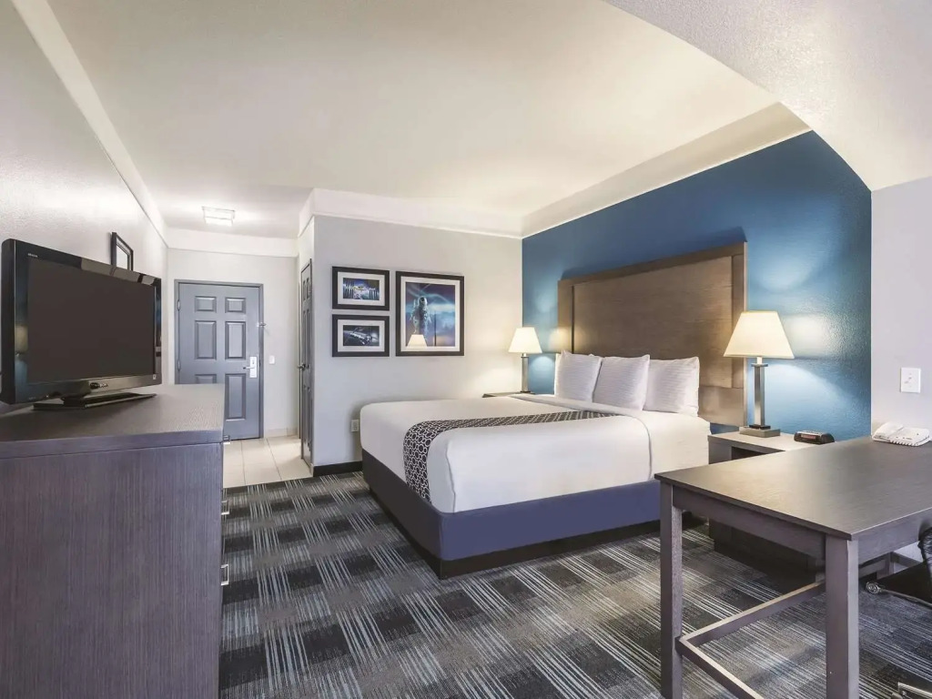 Platinum Inn & Suites Webster