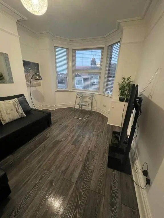 Modern 4BR Victorian Home Near Luton Airport