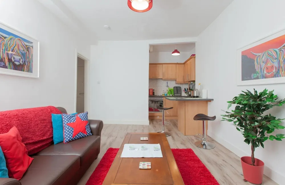 Connected & Convenient: Newly-renovated Flat for 2