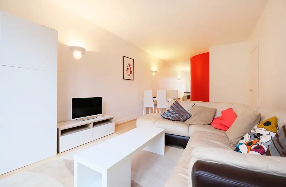 Clean, Secure 2BR Flat for 4 in East London