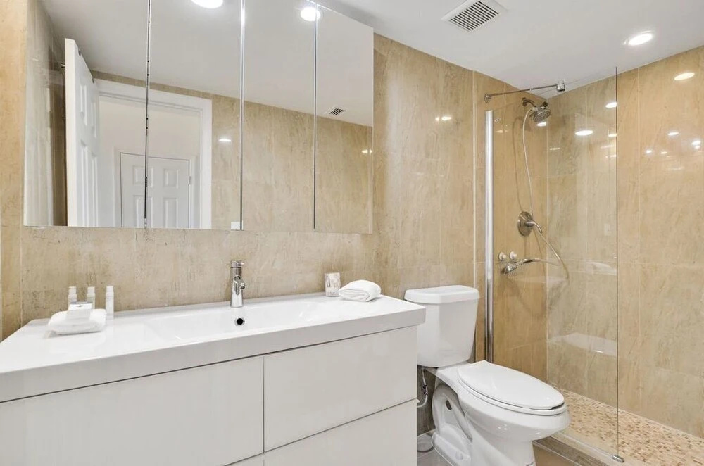 1 Bedroom +den Bay View Or620