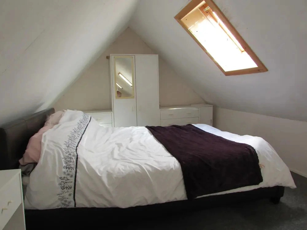 Spacious 3 Bedroom House With Outdoor Patio Area for Outdoor Dining and Wifi