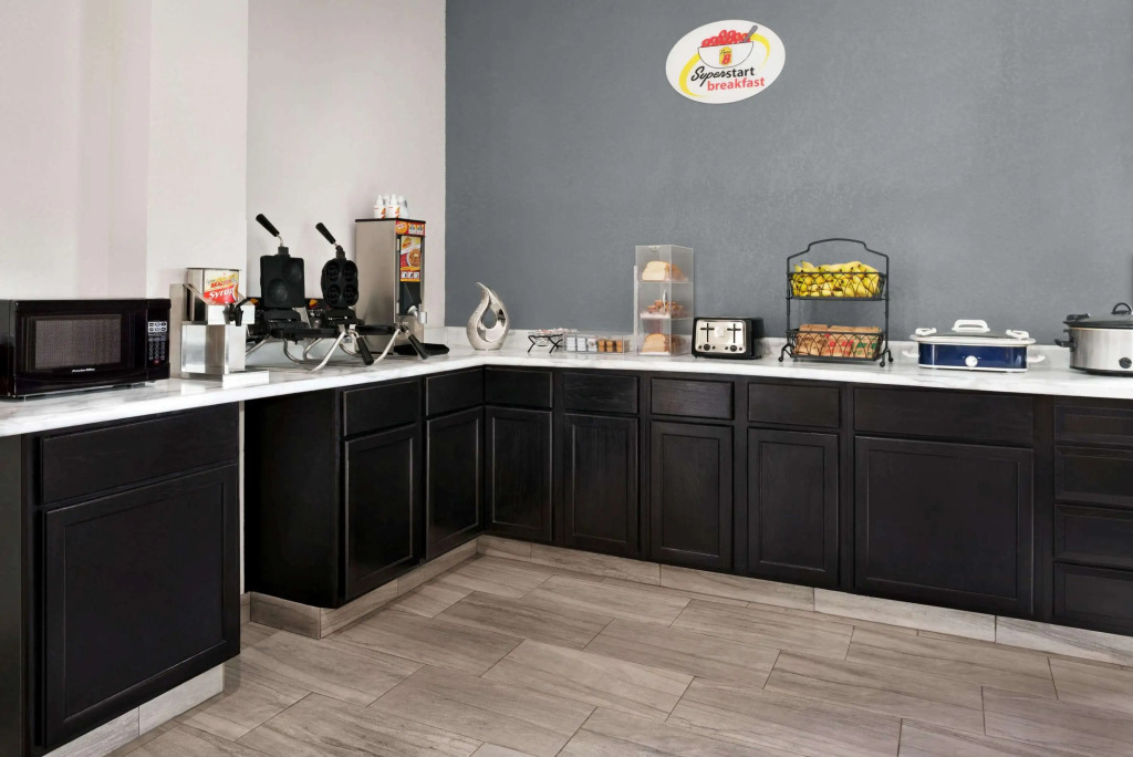 Super 8 by Wyndham Des Moines