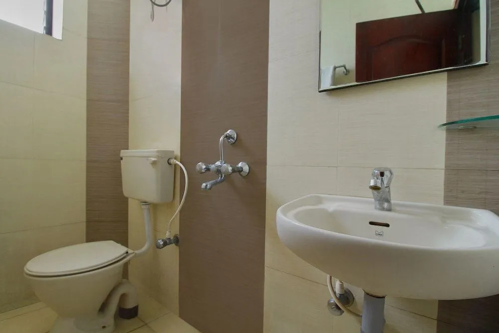 OYO 11585 Hotel Shreenithi