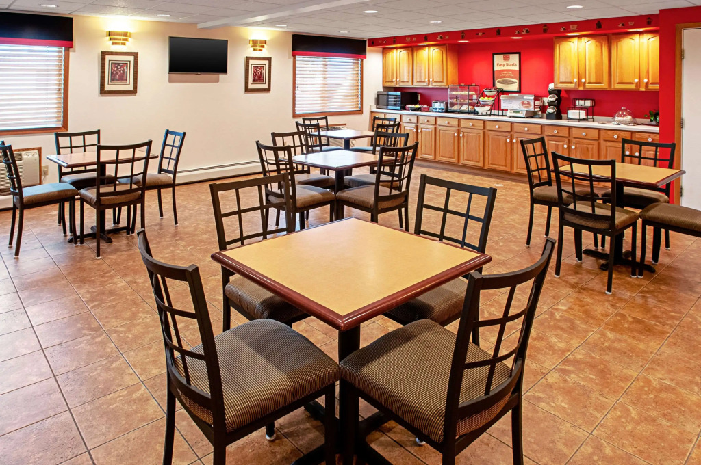 Econo Lodge Menomonie On The Bay