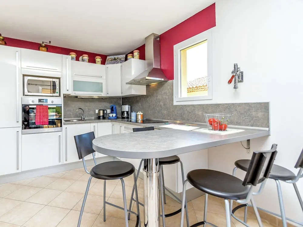 Charming Apartment in Mallemort with Swimming Pool