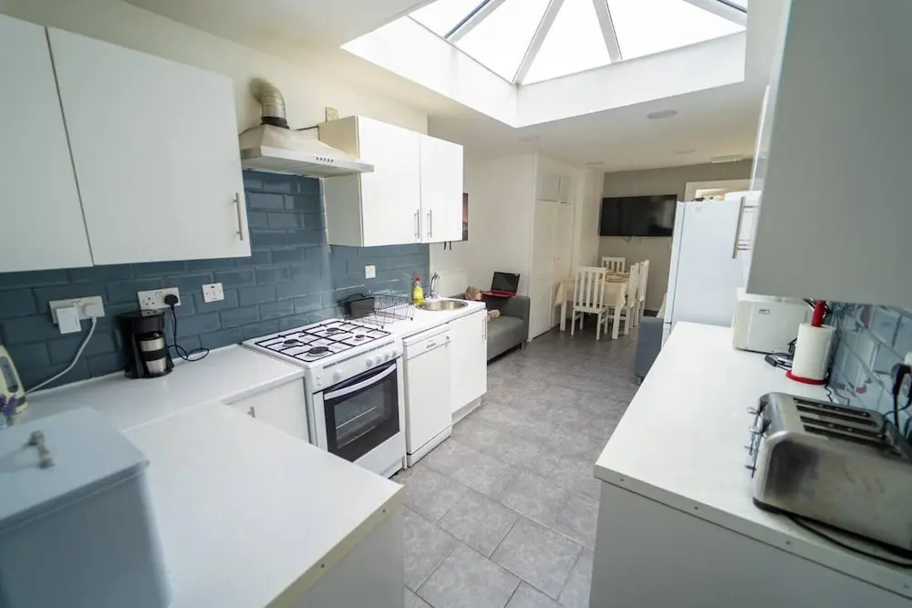 Stunning Studio Next to Restaurants!