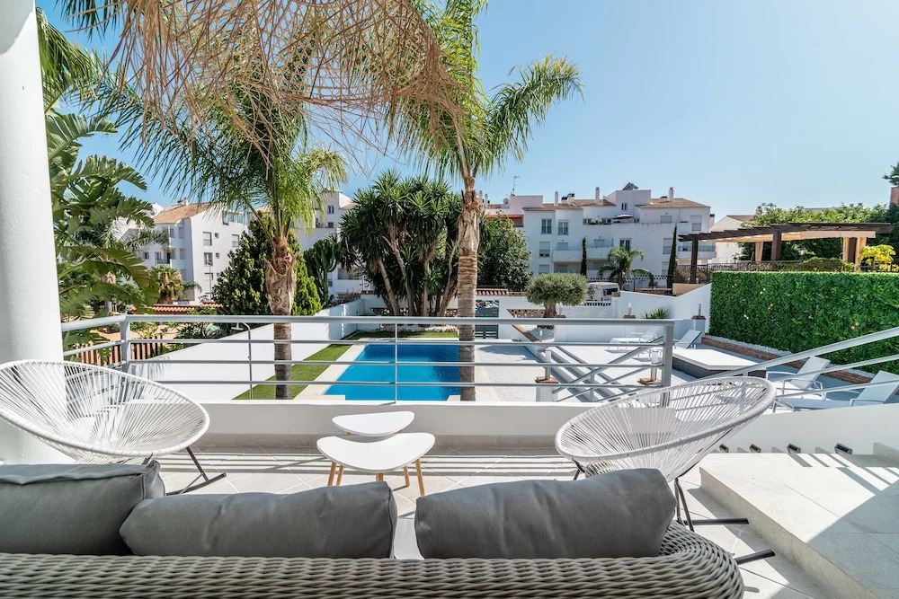 VACATION MARBELLA I Sunny Camelia Villa Heated pool, Recently Renovated, Best Residential Neighborhood in Benalmadena, Short walk to the beach, Cinema Room