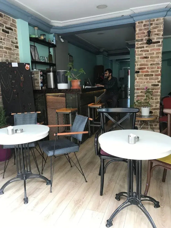 YOLO Hostel