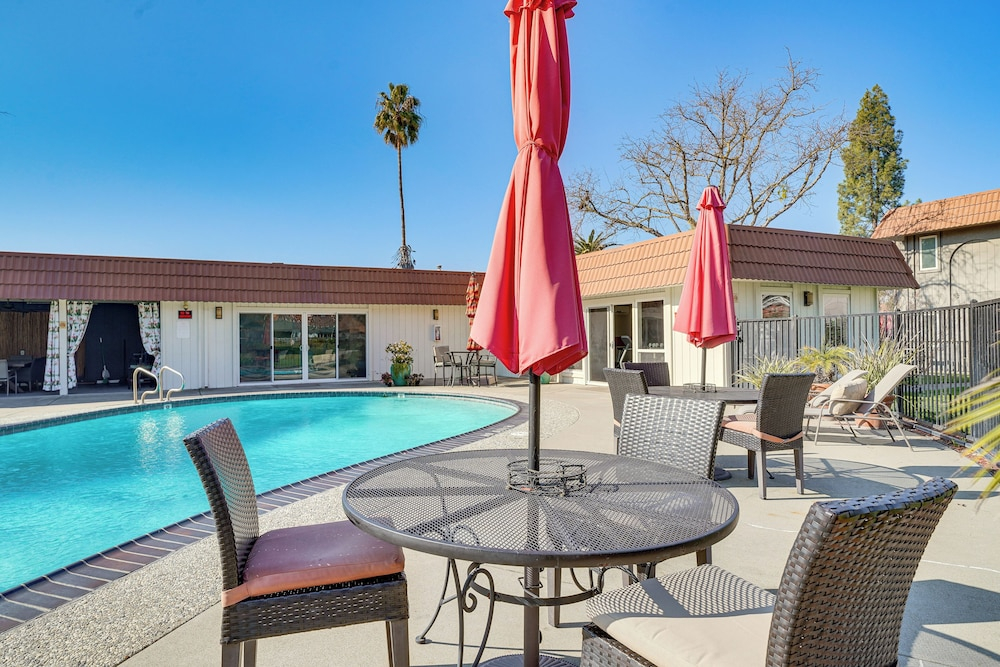 Shop, Hike & Sip Wine: Pleasanton Gem w/ Balcony!