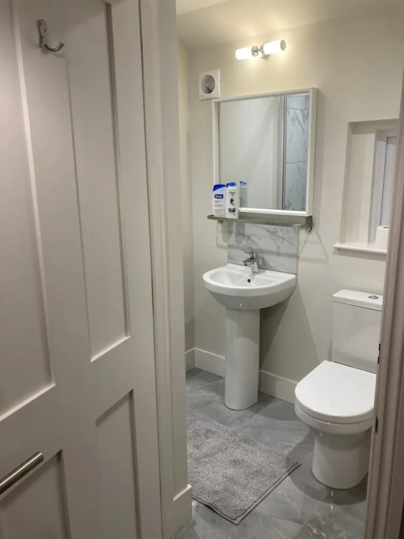 South West London 5-Bed Terrace House Sleeps 14
