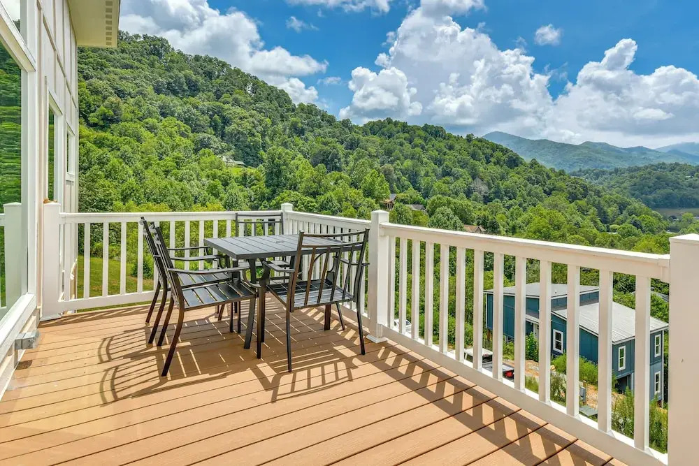 Cozy 2br/2ba Mtn Escape w/ Views in Maggie Valley