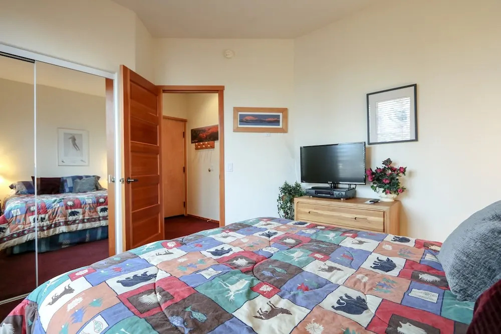 Snowcreek V 999 Mammoth Mountain Views, Private Washer Dryer, Pet-Friendly by RedAwning