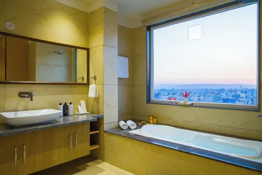 Alaya Stays BYDM The Sky Heaven - 4 BHK Penthouse 15 Min from Triveni Ghat With Balcony & Lift