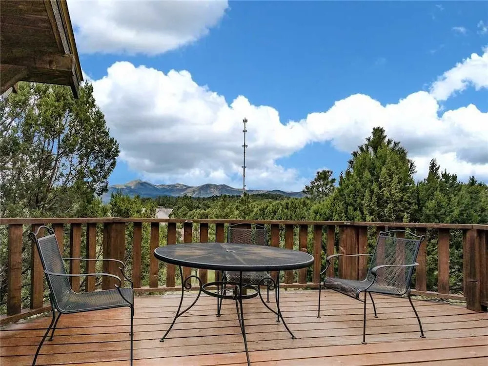 Log Heaven - Three Bedroom Cabin with Hot Tub