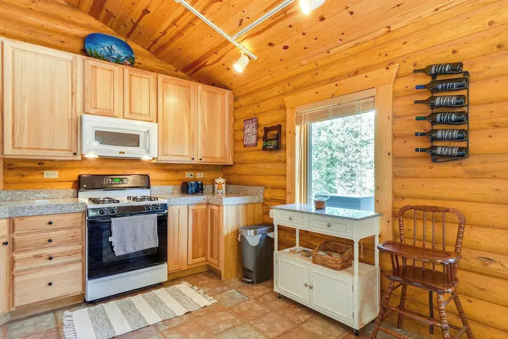 Hot Tub Hideaway w/ Views & Deck in Fairplay!