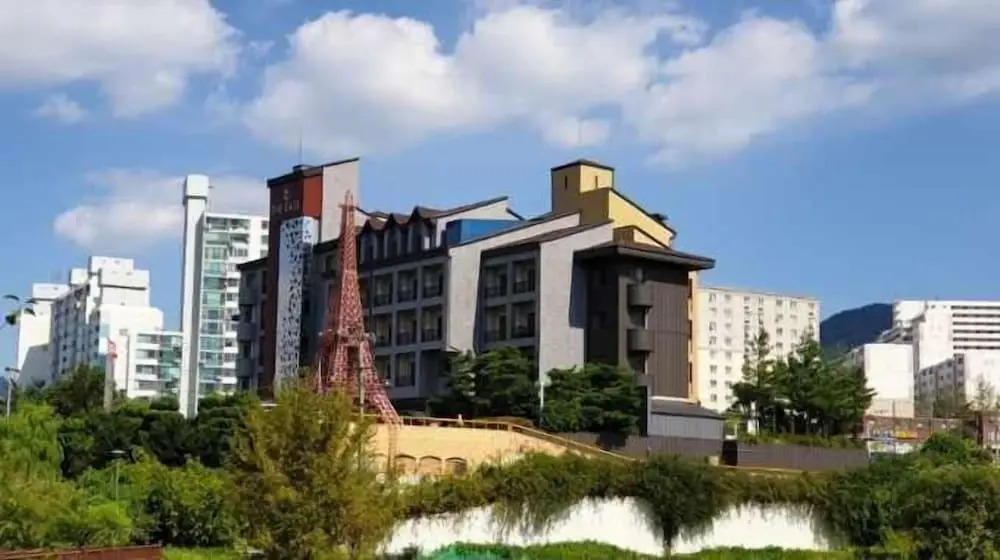 Hotel The Base