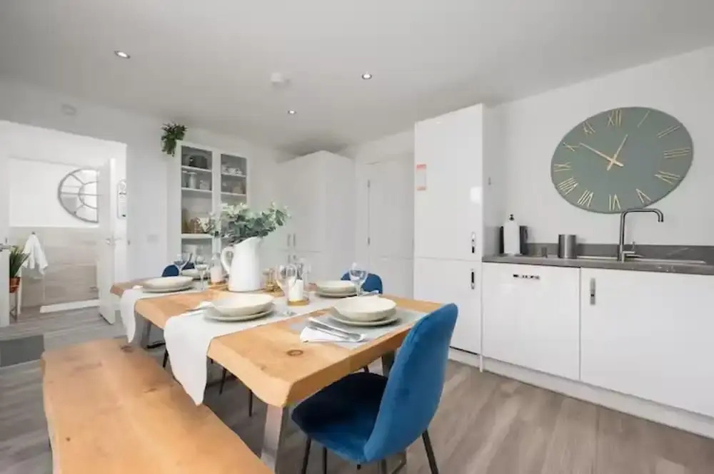 Stylish House in Perth-hot Tub-garden-sleeps 6