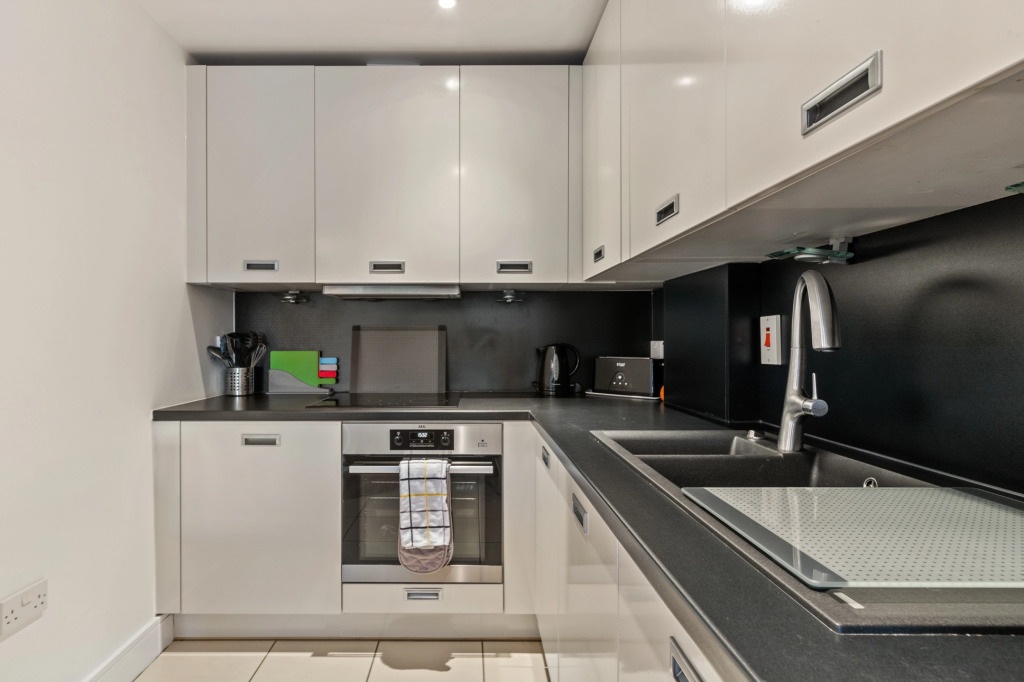 12 Rhodewood - Modern Apartment Close to Village and Beach
