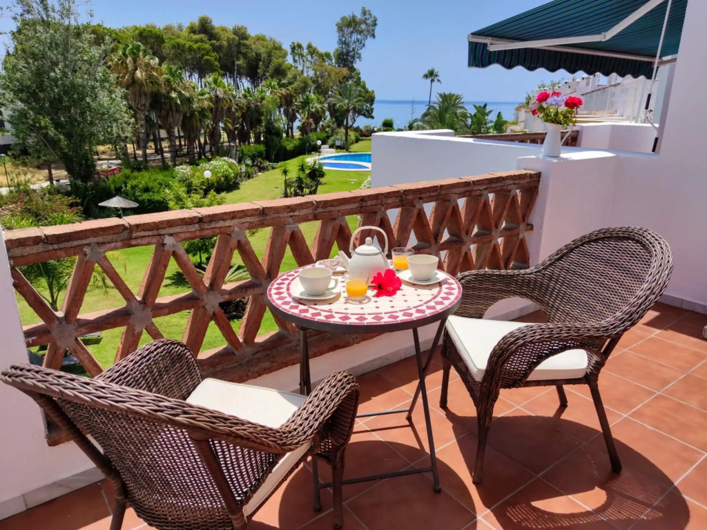 BEACHFRONT Spacious House with Pools, Bathtubs, Garden, Sea View