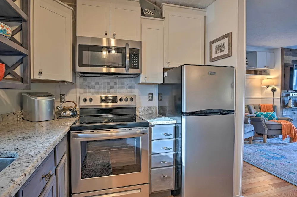 Eclectic Condo w/ Balcony: 1 Block to Beach!