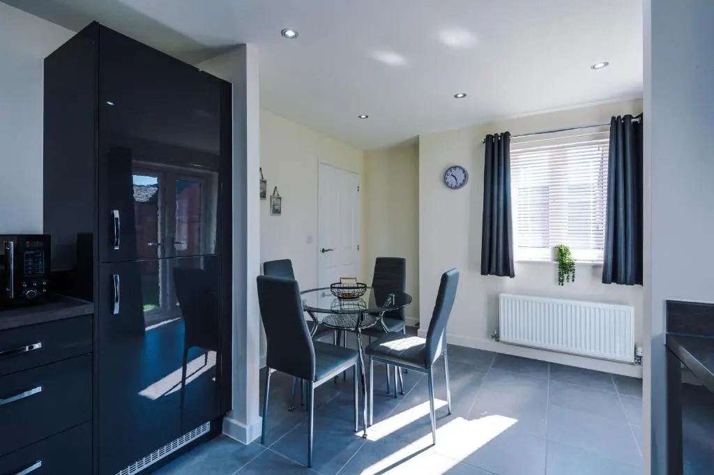 Vidale Court, 3 Bedroom House with River Irwell view, sleeps 6