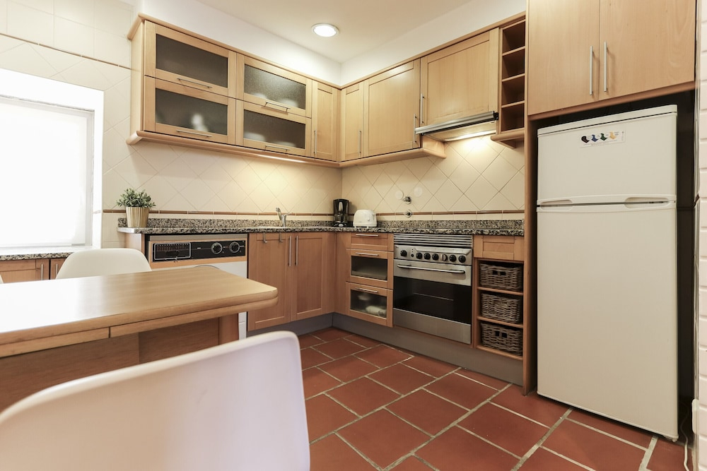 Typical Mouraria Studios by Hosty